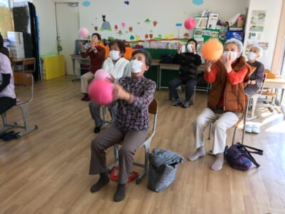 キラキラわかばの会　11月8日　丸岡先生、さつき先生と歌おう