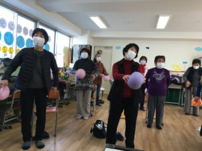 キラキラわかばの会　12月20日　丸岡先生、さつき先生と歌おう