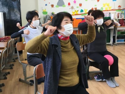 キラキラわかばの会　11月22日　丸岡先生、さつき先生と歌おう