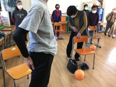 キラキラわかばの会　12月13日　丸岡先生、さつき先生と歌おう